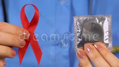 护士为人们提供避孕套和红丝带防治艾滋病毒和艾滋病的社会运动